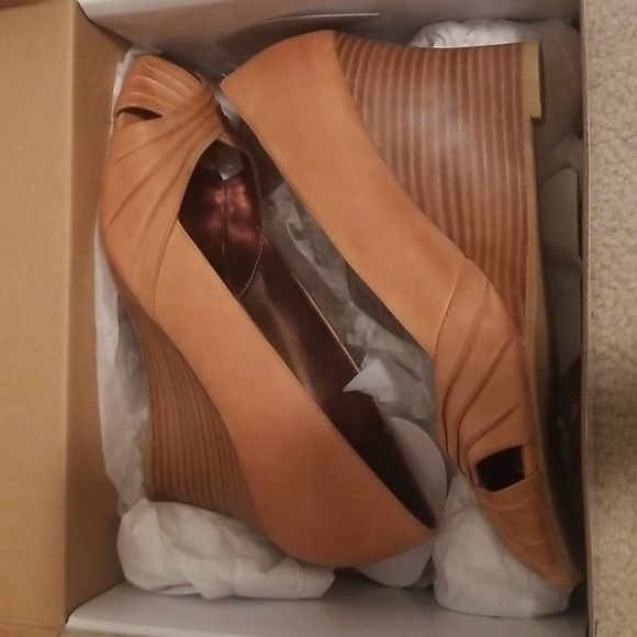 New Tan Wedge Shoe, size 8.5 - Picture 2 of 7